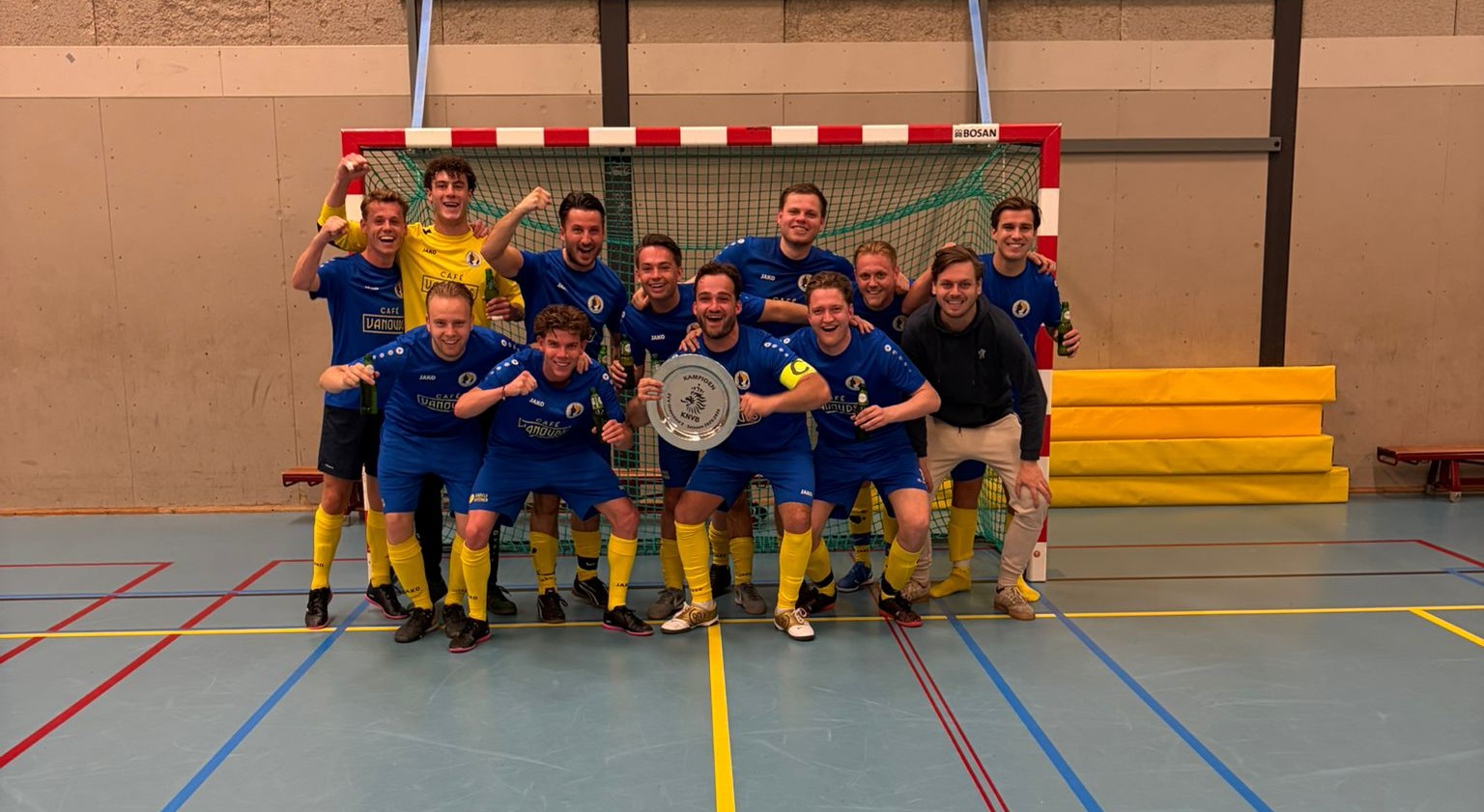 Team van ZVV Oldenzaal bij het doel